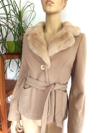 Chaqueta elegante con cuello de pelo (talla M)