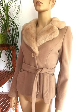Chaqueta elegante con cuello de pelo (talla M)