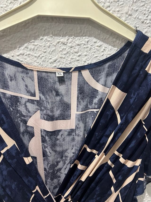 Vestido cruzado cuello pico y falda volantes