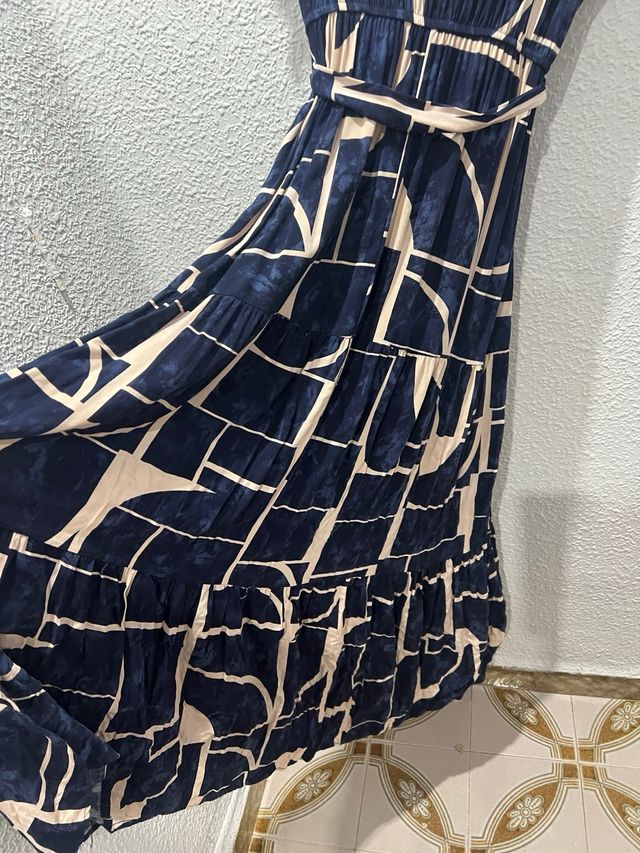 Vestido cruzado cuello pico y falda volantes