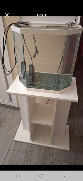 Pecera hexagonal con mueble blanco