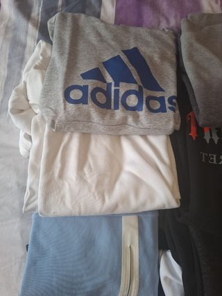 Ropa variada azul y gris