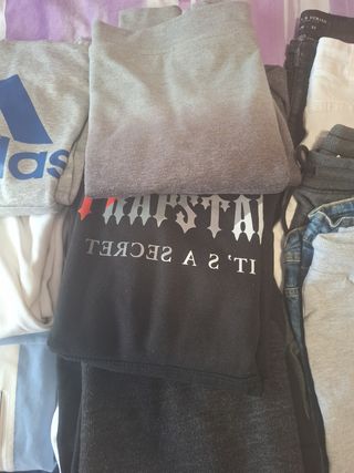 Ropa variada azul y gris