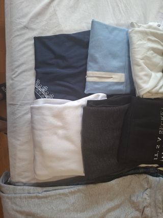 Ropa variada azul y gris