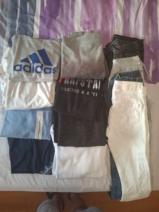 Ropa variada azul y gris