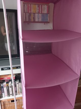 Perchero blanco y organizador colgante rosa Ikea.