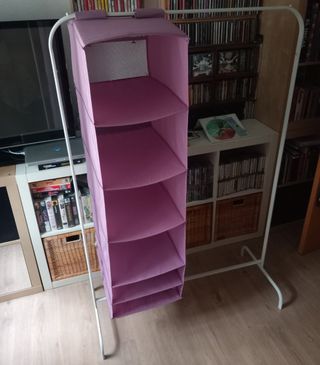 Perchero blanco y organizador colgante rosa Ikea.