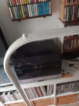Perchero blanco y organizador colgante rosa Ikea.