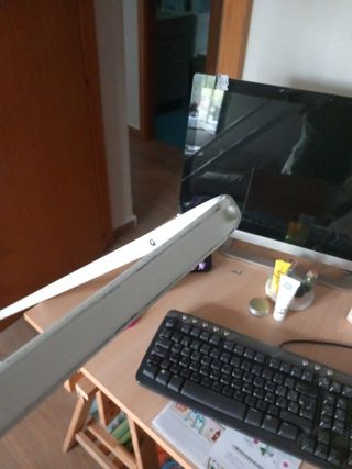 Perchero blanco y organizador colgante rosa Ikea.