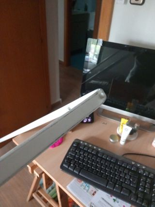 Perchero blanco y organizador colgante rosa Ikea.