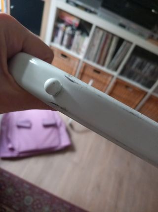 Perchero blanco y organizador colgante rosa Ikea.