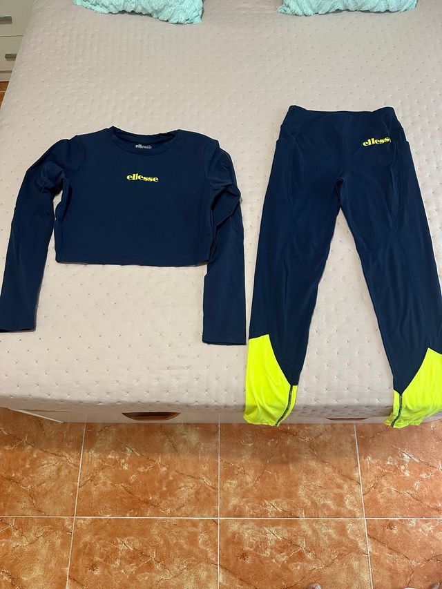 Conjunto deportivo Ellesse azul y amarillo .