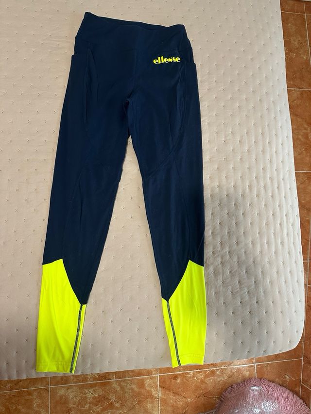 Conjunto deportivo Ellesse azul y amarillo .
