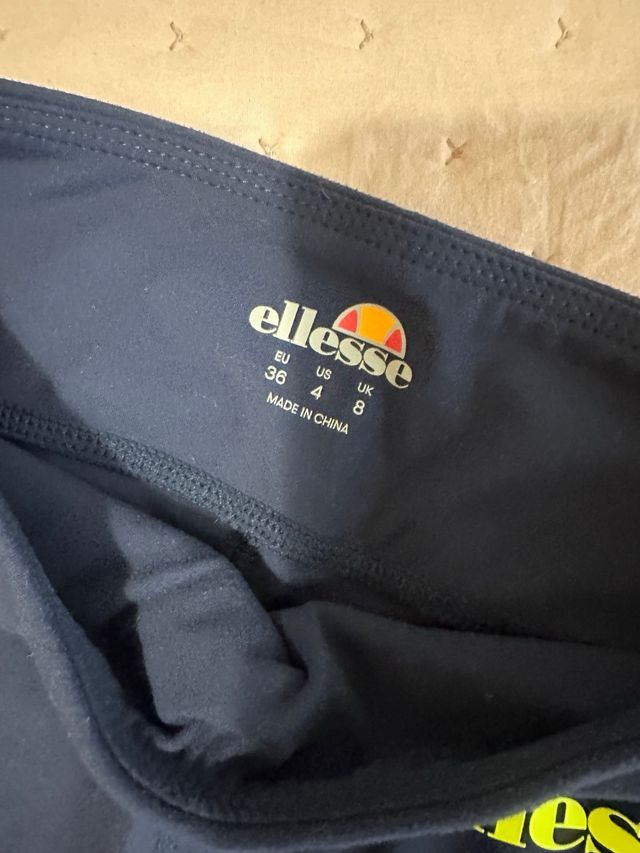 Conjunto deportivo Ellesse azul y amarillo .