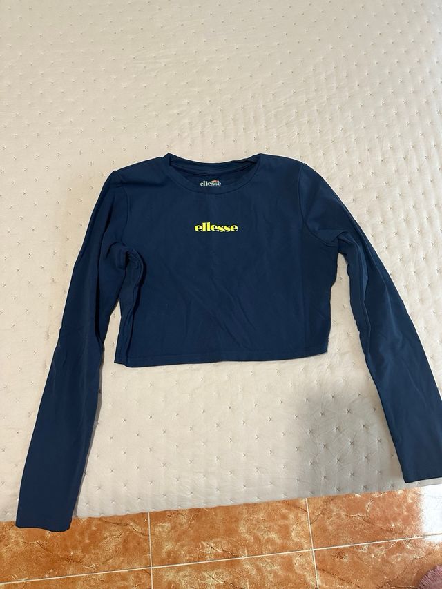 Conjunto deportivo Ellesse azul y amarillo .
