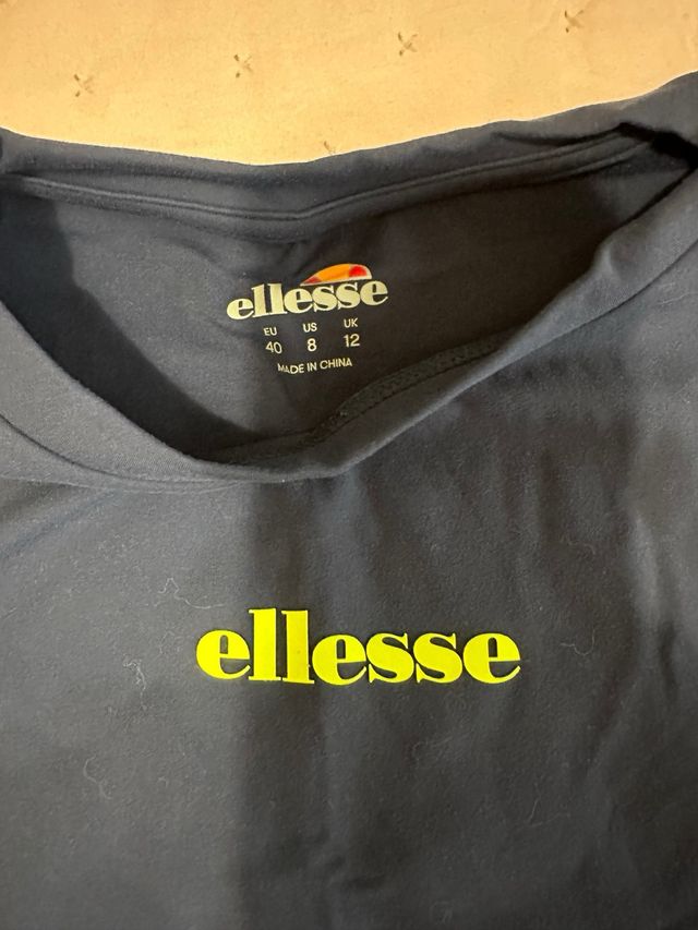 Conjunto deportivo Ellesse azul y amarillo .