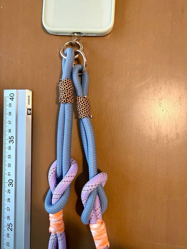 Cordón para móvil color lila con detalles