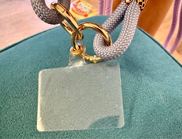 Cordón para móvil color lila con detalles