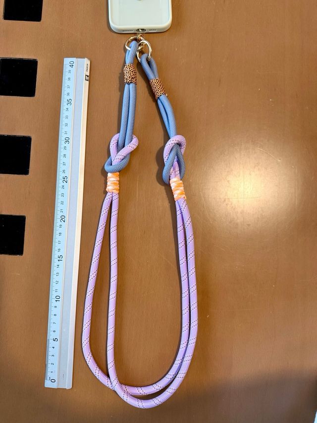 Cordón para móvil color lila con detalles