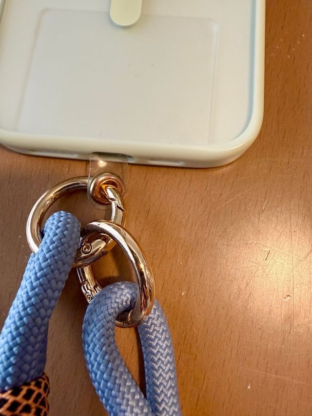 Cordón para móvil color lila con detalles