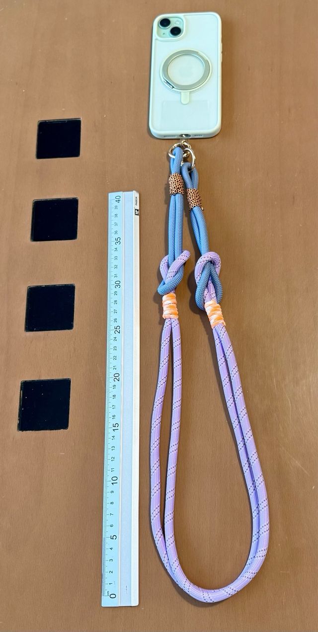 Cordón para móvil color lila con detalles