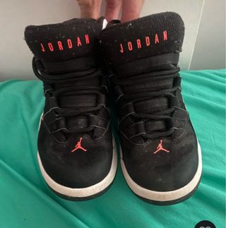 Zapatillas Jordan Negras y Rojas