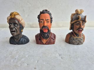Lotto di 3 figure da collezione con testa grottesca