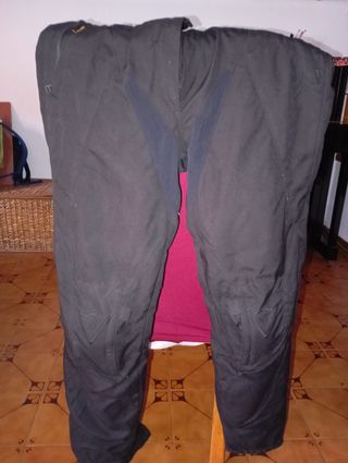 Chaqueta Dainese Moto Negra Roja Blanca y pantalon