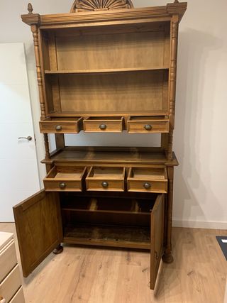 Mueble de madera estilo clásico