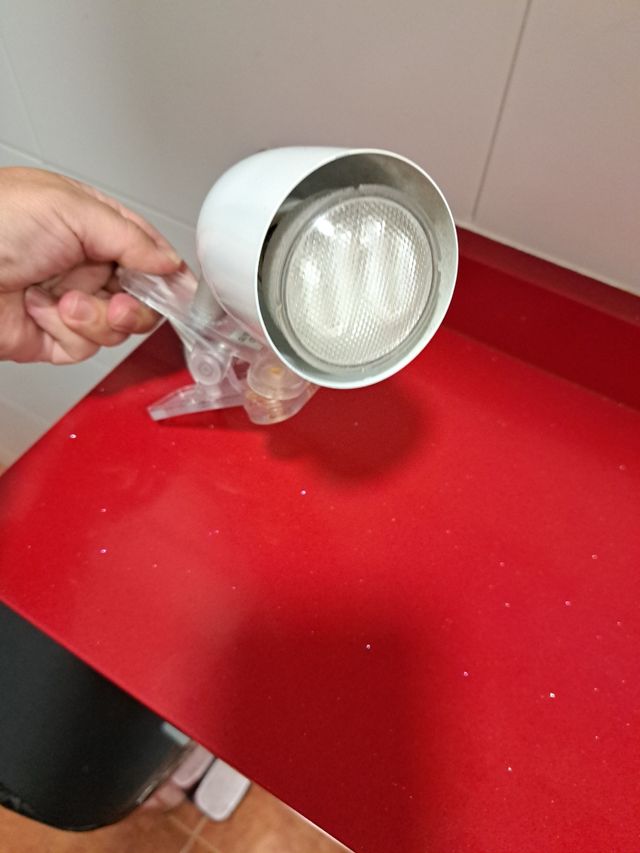 Lámpara de pinza blanca