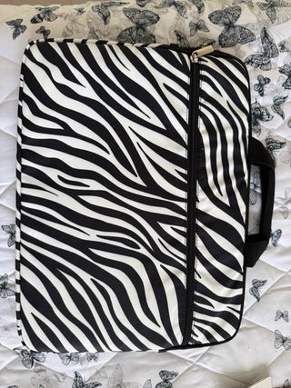 Funda para portátil con estampado de cebra