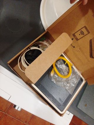 Router blanco con múltiples indicadores,2