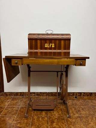 Máquina de coser Alfa antigua