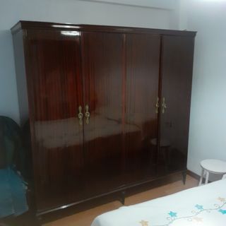 Armario antiguo de madera