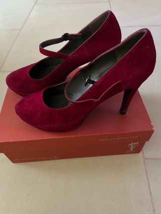 Zapatos de tacón rojo carmin de ante 