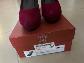 Zapatos de tacón rojo carmin de ante 