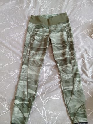 Mallas deportivas verdes con estampado