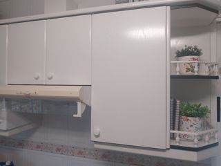 Muebles de cocina blancos y negros