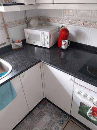 Muebles de cocina blancos y negros