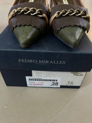 Zapatos de tacón de cuero con cadena
