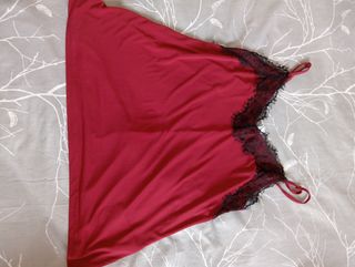 Camisa roja con encaje negro