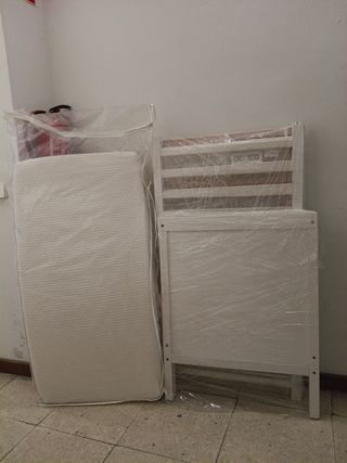 Cuna de bebé blanca