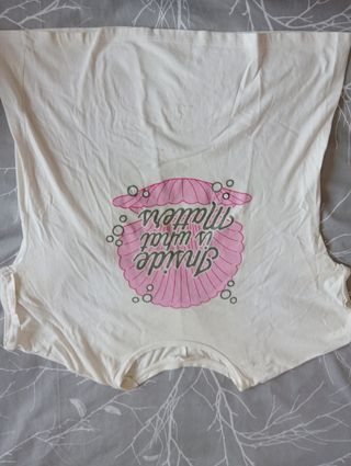 Camiseta blanca con estampado de medusa