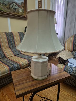 Lámpara de mesilla antigua de porcelana
Altura 45