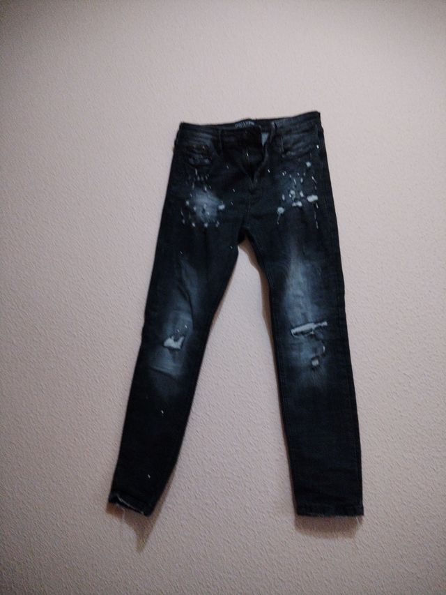 Pantalón vaquero juvenil desgastado