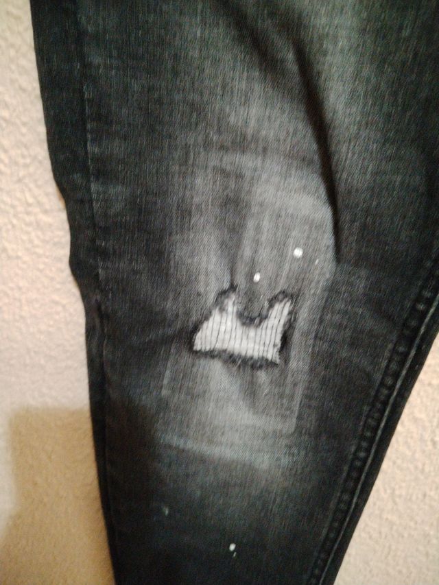 Pantalón vaquero juvenil desgastado