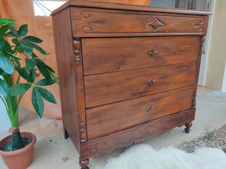 Cómoda antigua de madera