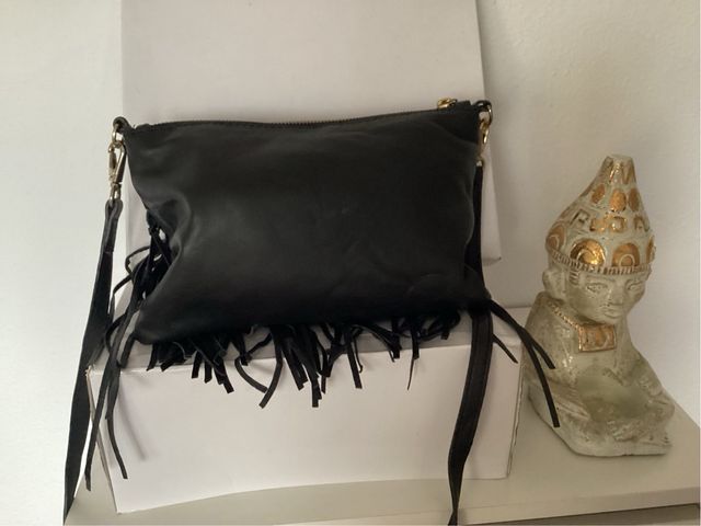 Bolso de piel negro con flecos. Nuevo