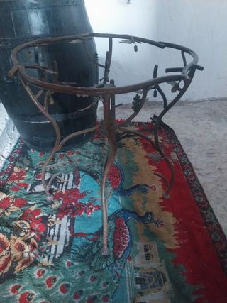 Tavolo in ferro battuto con disegno a rami