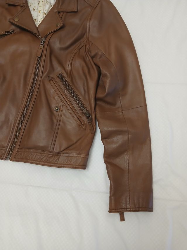 Cazadora piel marrón Stradivarius. Talla L.